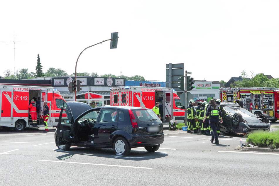 79-Jährige fährt über Rot und kracht in einen VW, dieser überschlägt sich: Beifahrer schwer verletzt
