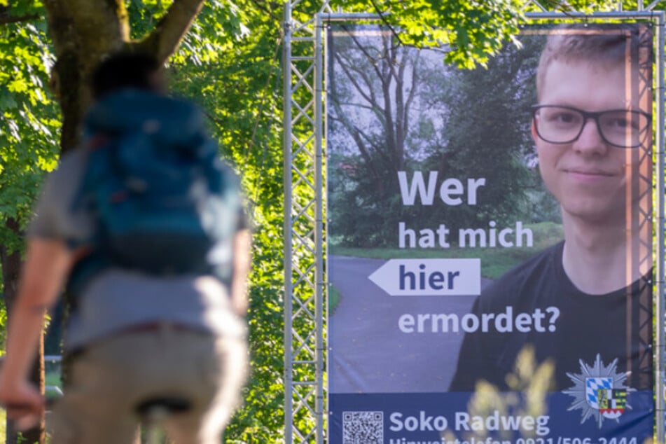 Mithilfe des Plakats sucht die Polizei nach einem Täter, der im Sommer 2020 einen 24-Jährigen in Bayreuth umgebracht haben soll.