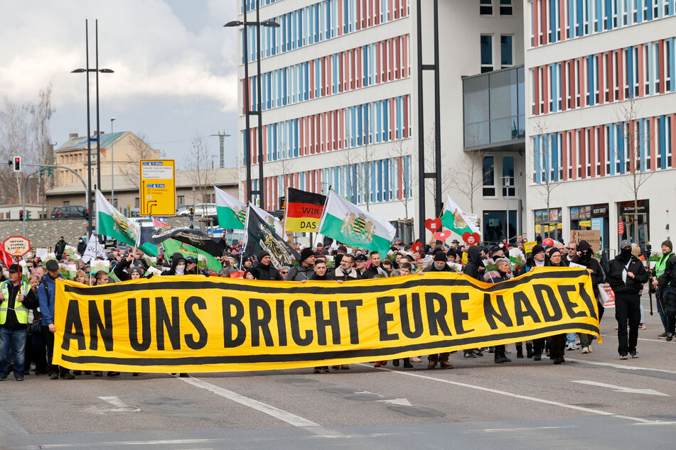 Gegner der Corona-Maßnahmen protestierten am Chemnitzer Friedenstag in der Innenstadt. Die rechtsextremen "Freien Sachsen" hatten zur Demo aufgerufen.