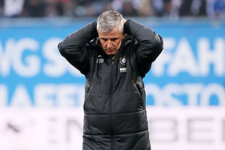 Bitter für Aue-Coach Jens Härtel (56): Kurz vor Schluss machte Rostock das entscheidende Tor. Der FCE ging leer aus.
