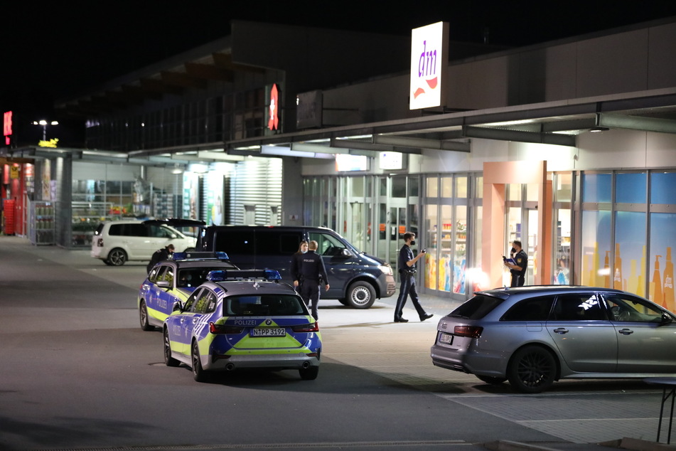 In Nürnberg-Boxdorf ist es zu einem bewaffneten Raubüberfall auf die Filiale einer Drogeriekette in der Lichtenfelser Straße gekommen.
