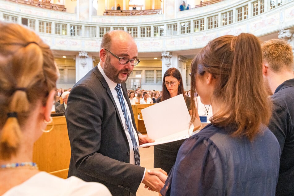 Kultusminister Christian Piwarz (47) zeichnet Sachsens beste Schüler aus.