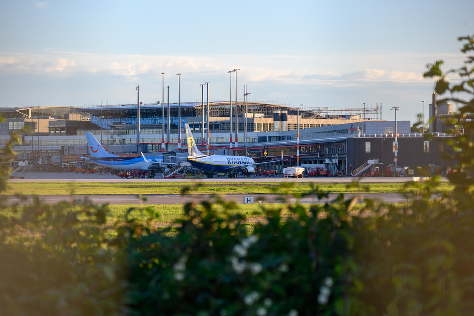 Zwei Flugzeuge stehen vor einem Terminal des Hamburger Flughafens. (Symbolfoto)