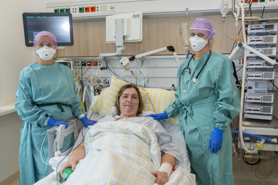 Die Intensivschwester Marie Kucianova (links) und Dr. Laura Heim, Ärztin in Weiterbildung (rechts), gehörten zum Team der Intensivstation, die 20 Tage COVID-19-Patientin Jenny Fischer versorgt haben.