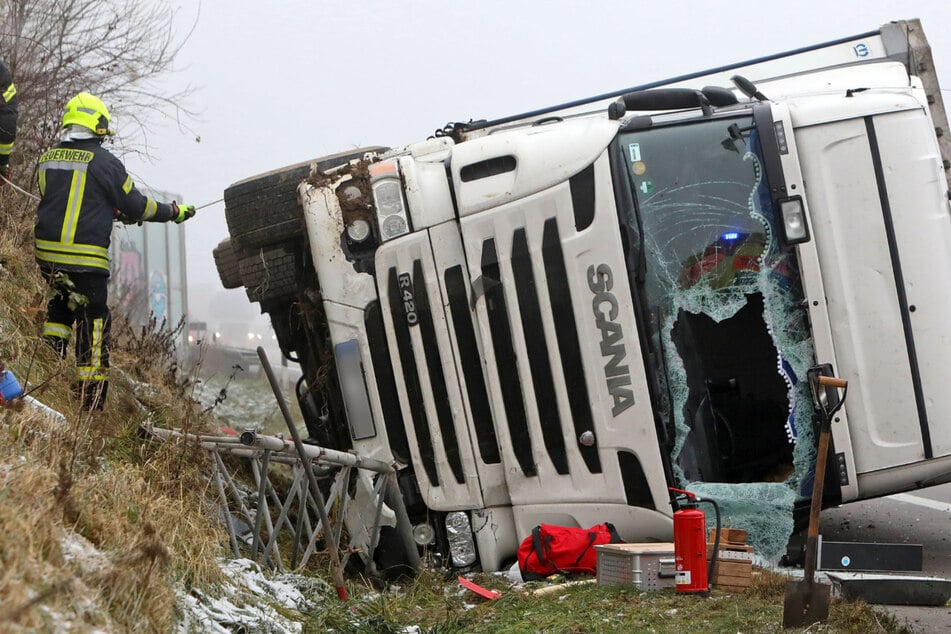 Unfall A4: Tödlicher Unfall auf der A4: Lkw kippt um, Fahrer kommt ums Leben.
