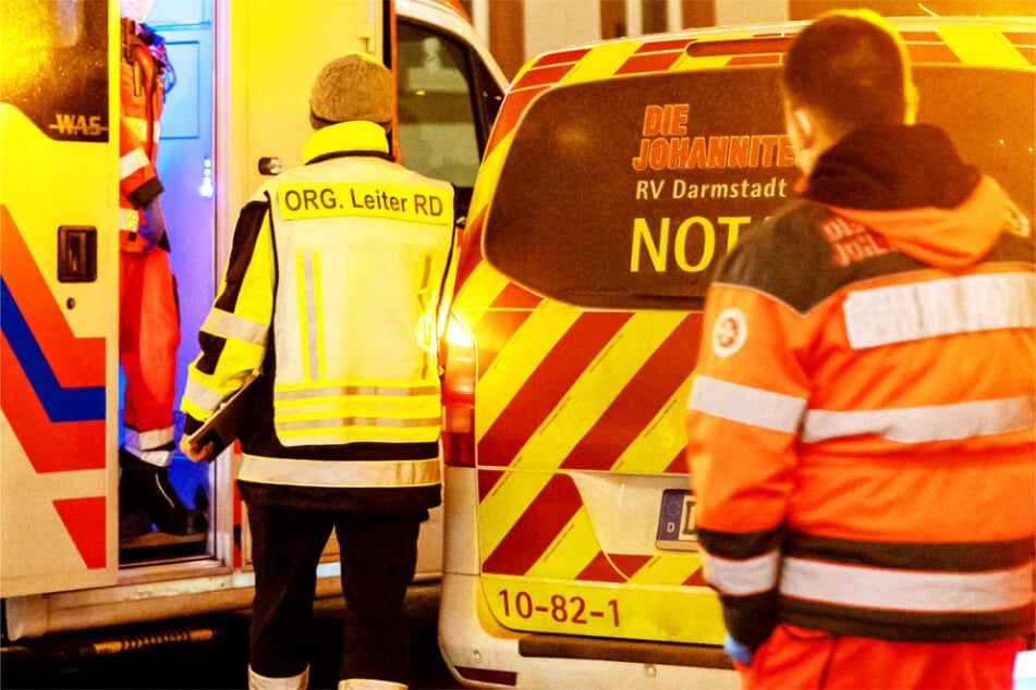 Gas-Alarm in einem Mehrfamilienhaus in Babenhausen: Einsatzkräfte des Rettungsdienstes versorgten acht Menschen mit Vergiftungssymptomen.
