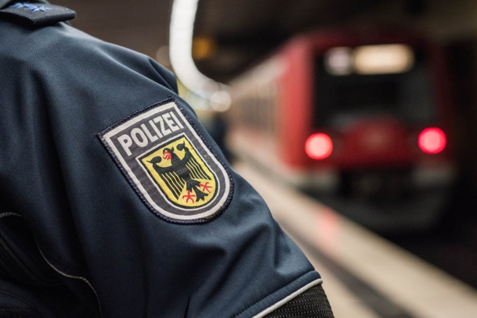 Mann betritt Gleise zum Pinkeln, dann fährt die S-Bahn ein
