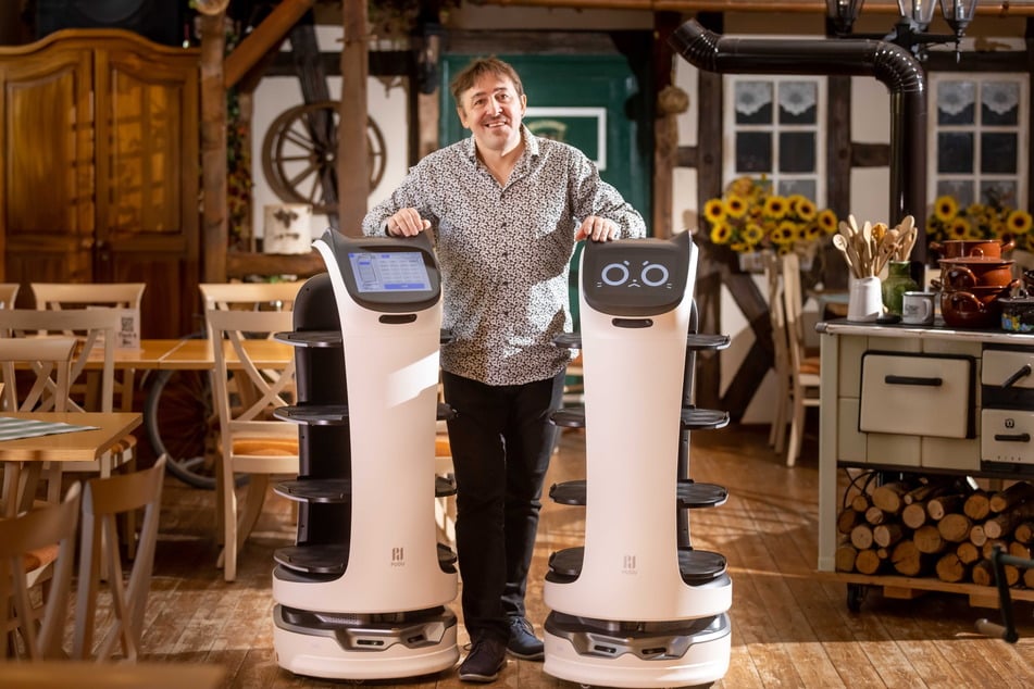 Im Gasthof von Silvio Kuhnert (52) bedienen ab Februar 2022 diese Roboter die Gäste.