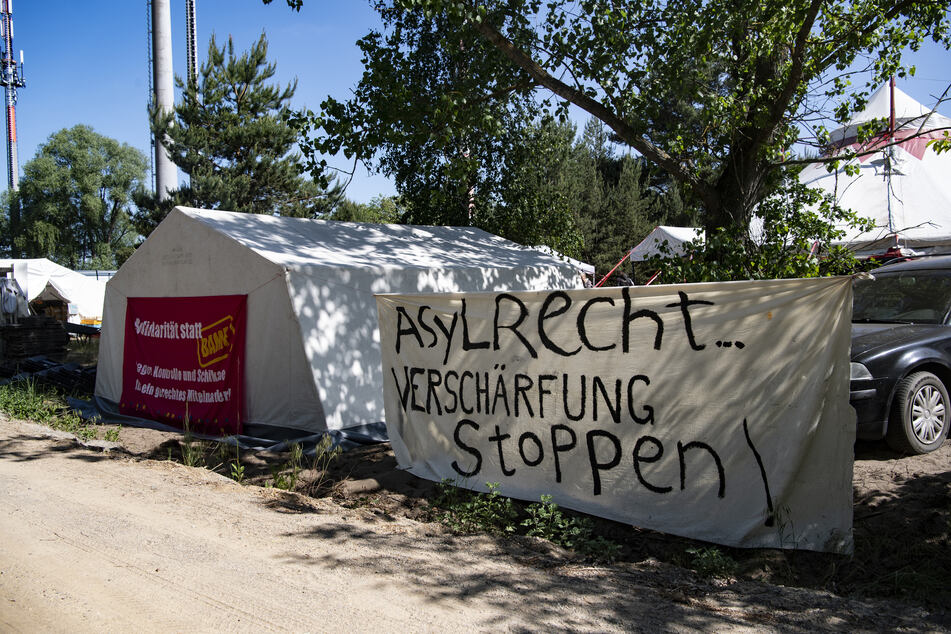 In Schönefeld protestieren Aktivisten gegen das geplante Ein- und Ausreisezentrum für Migranten am Flughafen BER.