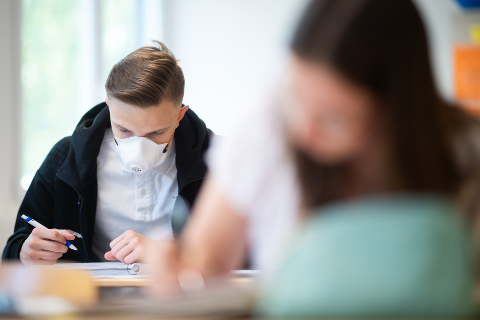 Das Land NRW verbietet der Stadt Solingen ihren geplanten Corona-Sonderweg für weiterführende Schulen mit je zur Hälfte Präsenz- und Distanzunterricht (Symbolfoto).