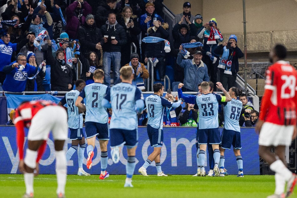 Die Bratislava-Akteure bejubeln den 1:1-Ausgleichstreffer im Spiel gegen den vermeintlichen Favoriten aus Mailand.