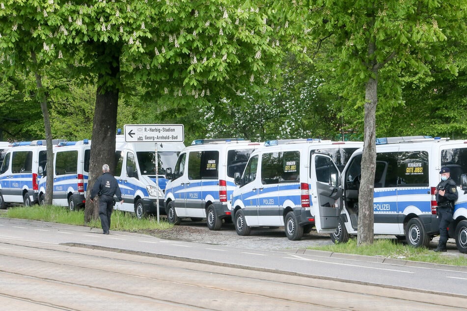 Die Polizei ist beim Ost-Derby zwischen Dynamo und Magdeburg mit einem Großaufgebot vor Ort.