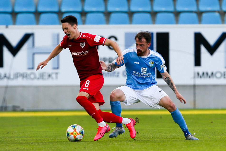 Pascal Itter (im Duell mit Maurice Litka) rettet den CFC und legte zum 1:0 vor. Den Ball köpfte dann der Münsteraner Scherder ins eigene Tor.