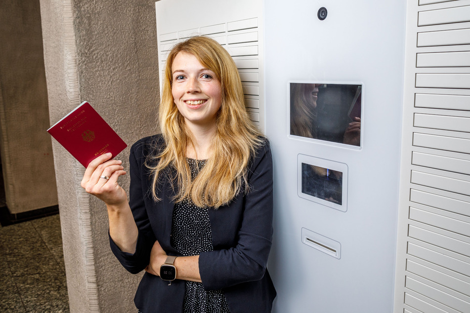 Bürgerbüro-Koordinatorin Stefanie Nöh (31) zeigt die neue Dokumentenausgabebox.
