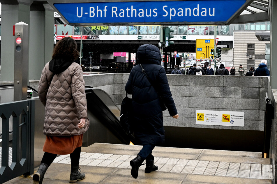 Am U-Bahnhof Rathaus Spandau ist ein wohnungsloser Mann von Jugendlichen zusammengeschlagen worden. (Symbolbild)