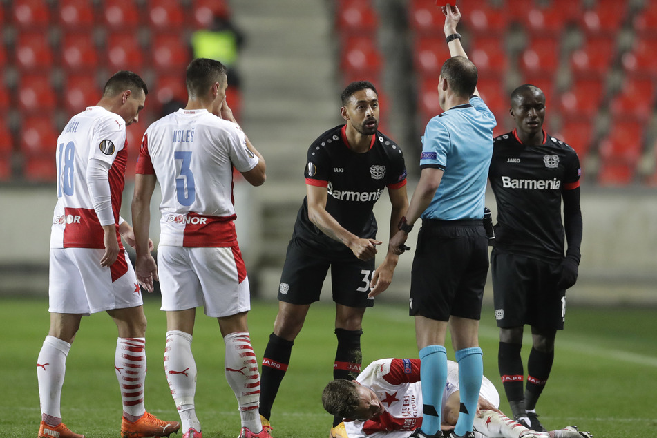 Karim Bellarabi (30) sieht nach dem Foul gegen Lukas Provod den zweiten Platzverweise seiner Karriere.