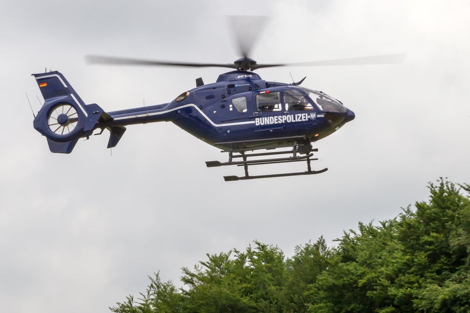 Ein Polizeihubschrauber kreiste in den vergangenen Nächten über Chemnitz. (Symbolbild)