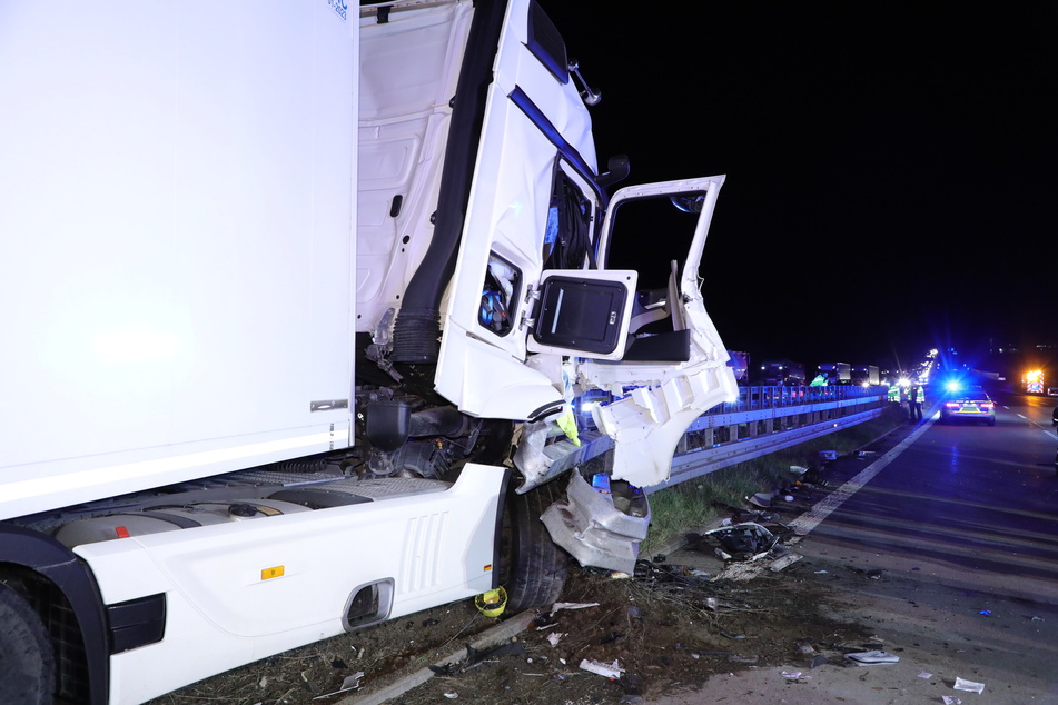 Der Lkw-Fahrer (29) wurde schwer verletzt.