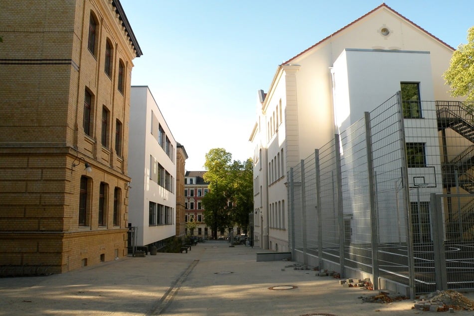 Status quo: Ohne den Weißeplatz direkt nebenan hätten die Schüler der nunmehr sanierten Oberschule weiterhin nur diese enge Betonschlucht als Pausenort zur Verfügung.