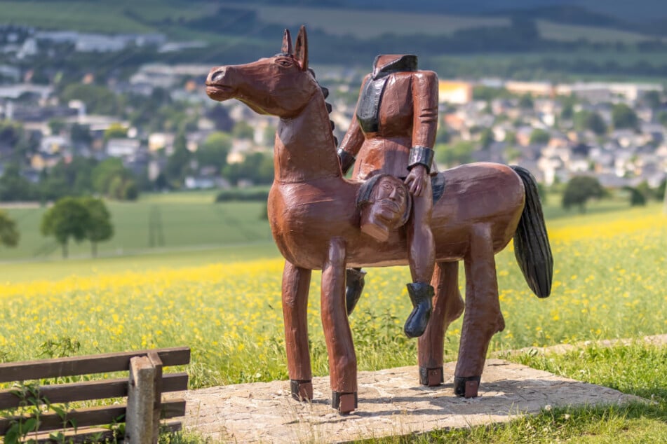 Seit 1992 erinnert die Skulptur "Reiter ohne Kopf" an eine Sage.