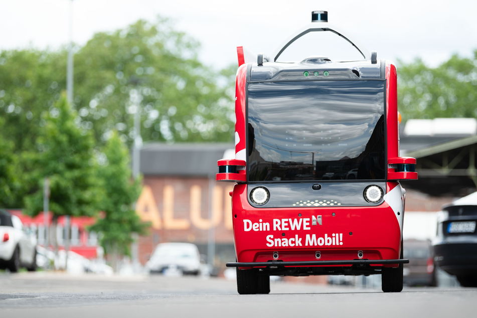 Seit Mittwoch testen Rewe und Vodafone in Köln das "Snack Mobil" - den europaweit ersten autonom fahrenden Kiosk ohne Fahrer und Verkäufer.