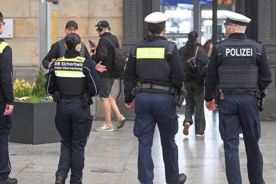 Dresden: Aufregung am Hauptbahnhof: Mann randaliert in Geschäft, uriniert in Zelle und zerstört Krankenwagen