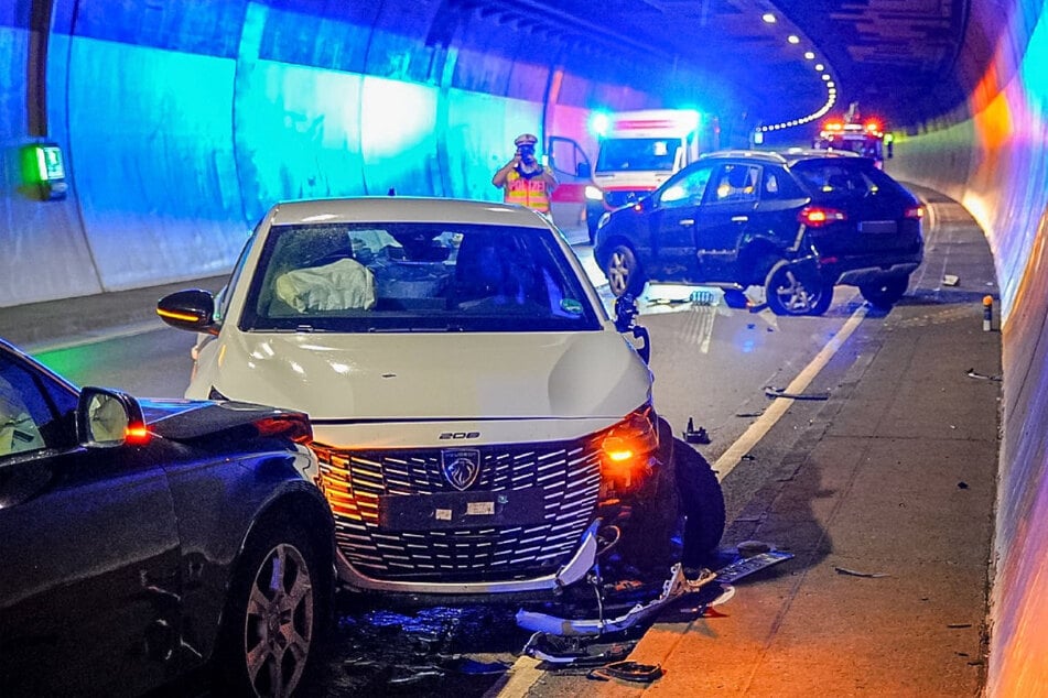 Die Unfallwagen mussten abgeschleppt werden.