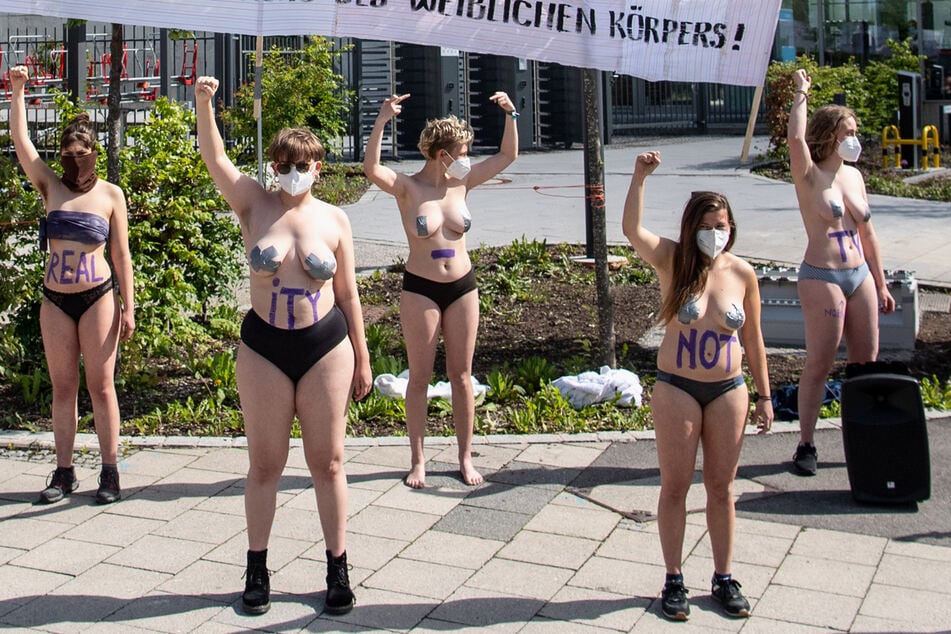 GNTM: Sexismus-Aktivistinnen ziehen blank: Nackt-Demo gegen "Germany's Next Topmodel" vor Pro7-Gebäude