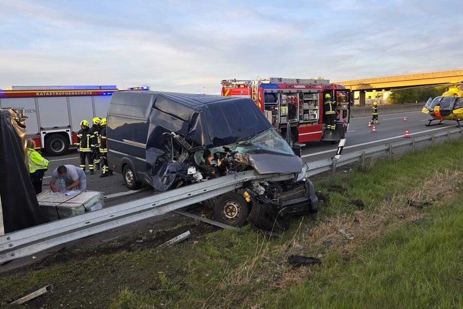 Auf der A14 bei Schkeuditz ist es am Sonntagabend zu einem schweren Unfall zwischen zwei Transportern gekommen.