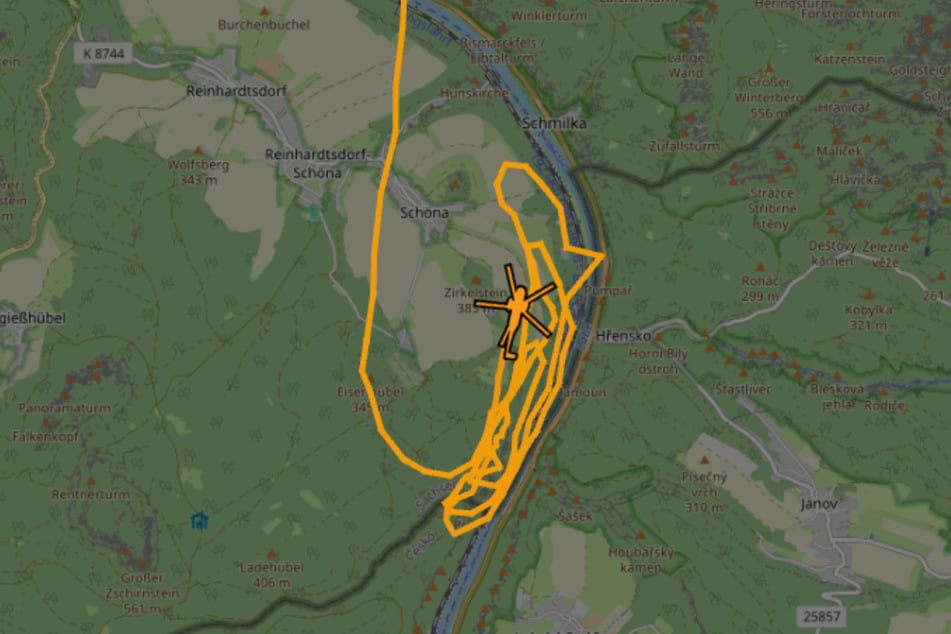 Ein Hubschrauber unterstützte die Maßnahme aus der Luft.