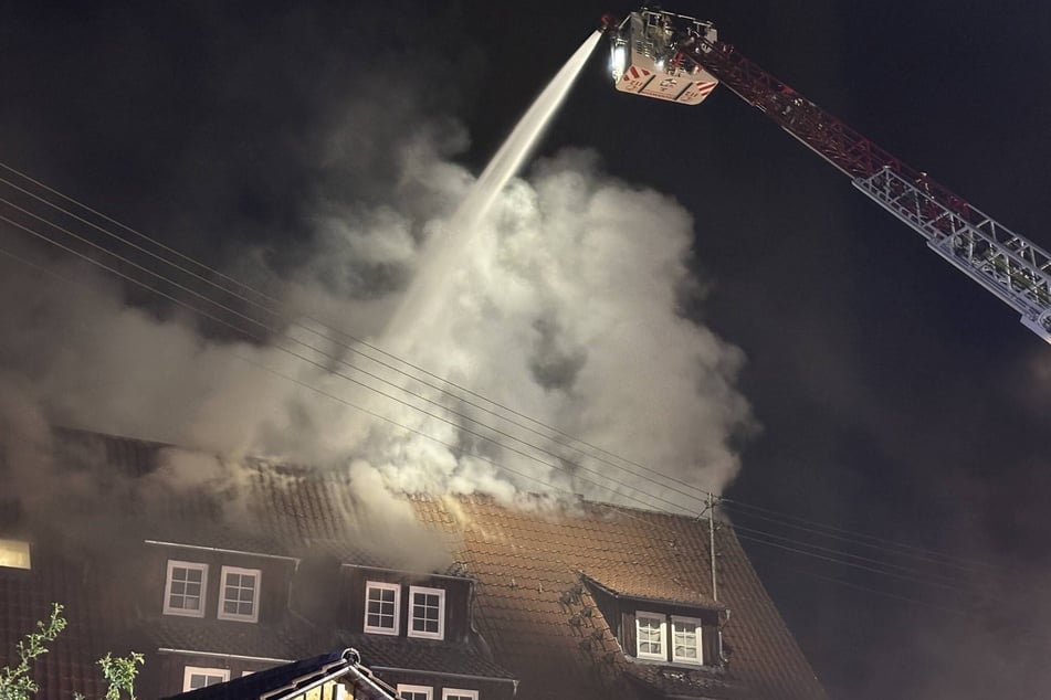 Die Feuerwehr löschte den Dachstuhlbrand mithilfe einer Drehleiter.