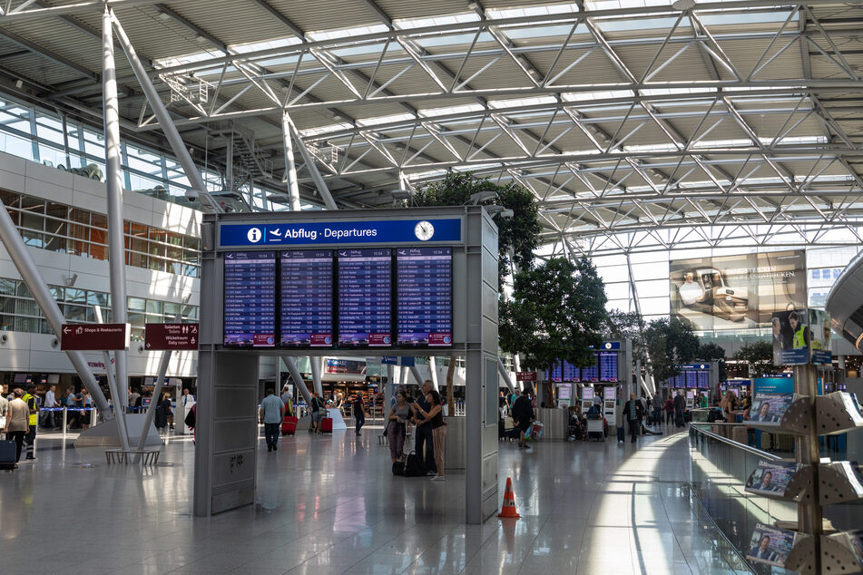 Die Männer starteten am Flughafen in Düsseldorf.