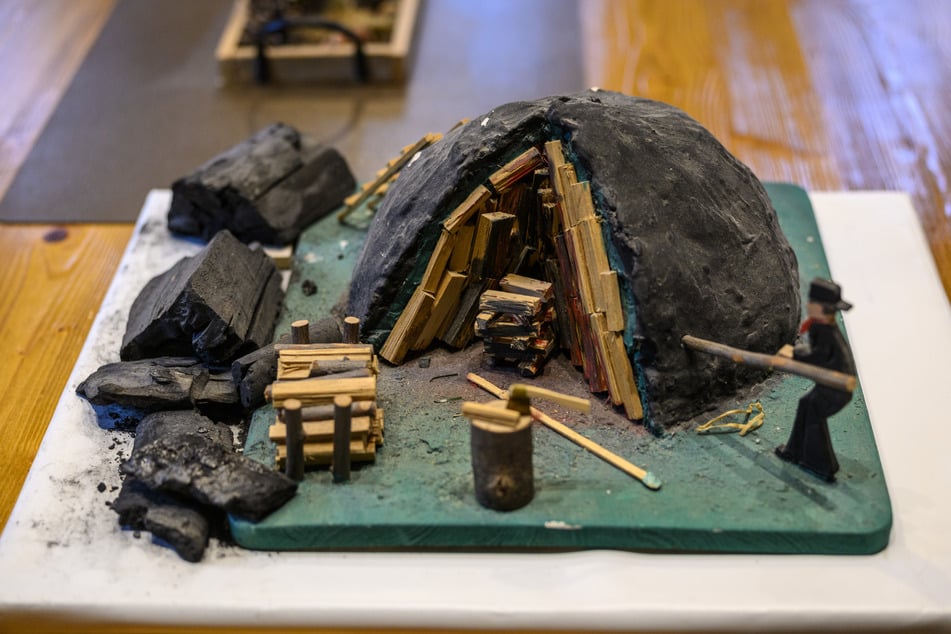 Der Querschnitt eines Kohlemeilers.