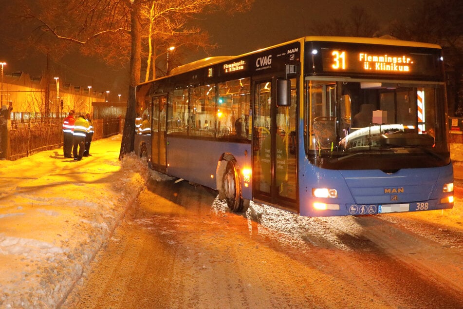 Extreme Glätte in Chemnitz: CVAG-Bus knallt gegen Baum