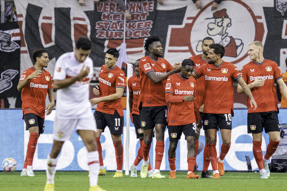 Gemeinschaftlich jubelt Bayer 04 Leverkusen nach dem Führungstreffer durch Moussa Diaby.