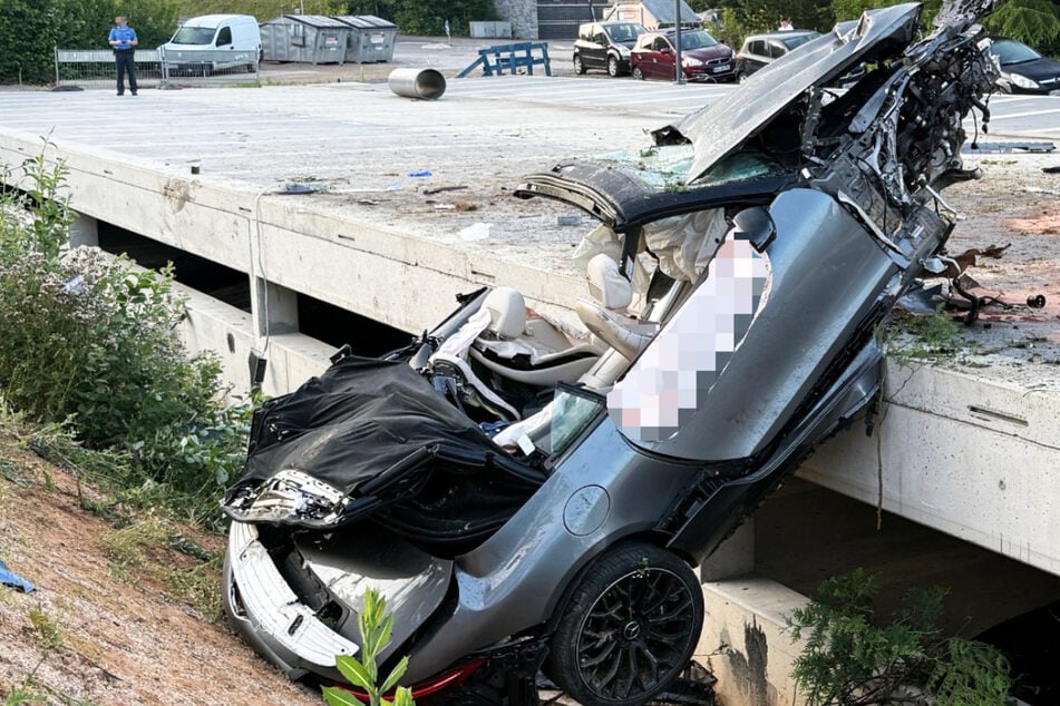 Der Unfallort in Limburg an der Lahn am Dienstagmorgen: Ein Mercedes-AMG wurde bei dem Crash völlig zerstört, die drei Insassen jeweils schwer verletzt.