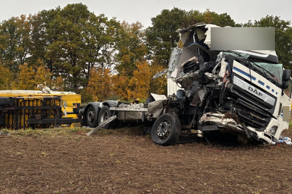 Unfall A4: Tonnenweise Pakete geladen: Lkw kracht auf Pannen-Lkw, Vollsperrung auf A4 beendet