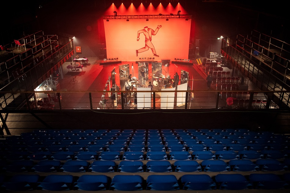 Die Berliner Band Milliarden probt im Veranstaltungszentrum Pier2 für den Auftritt ohne Zuschauer.