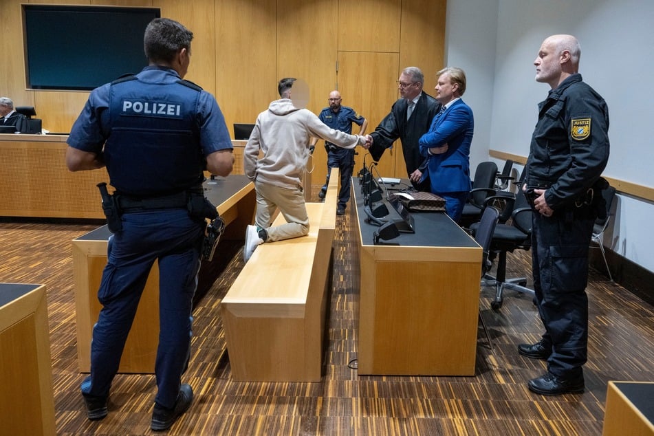 Wegen eines Auftragsmords an einer dreifachen Mutter ist ein 30 Jahre alter Mann vom Landgericht Augsburg zu einer lebenslangen Haftstrafe verurteilt worden.