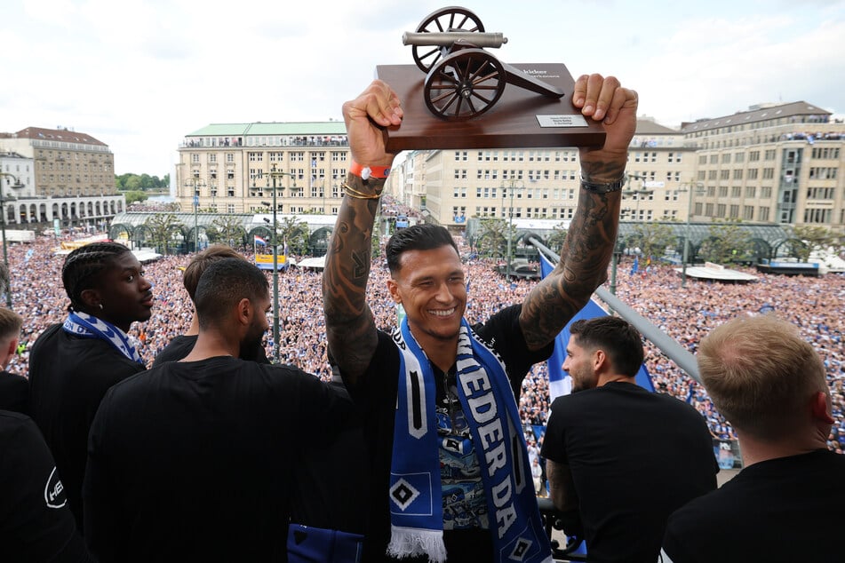 Torschützenkönig Davie Selke (30) präsentiert stolz seine kicker-Torjägerkanone als Bester Torschütze der 2. Bundesliga.
