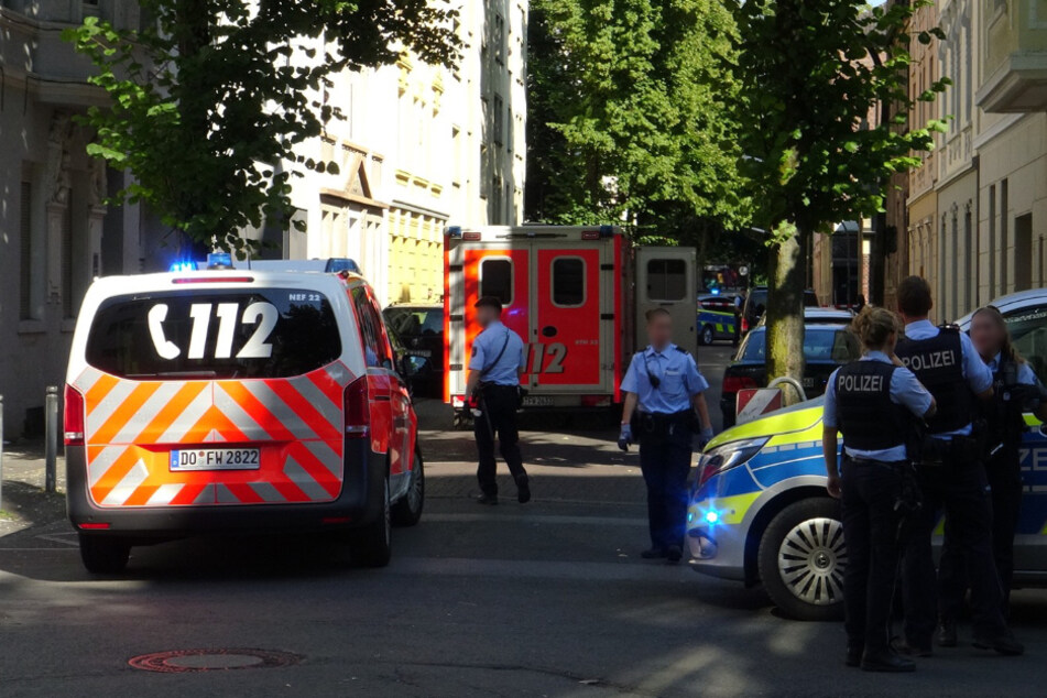 Am Montag überwältigten Polizisten einen 16-Jährigen in einer Jugendeinrichtung, weil er ein Messer bei sich trug und später auf die Beamten losging.