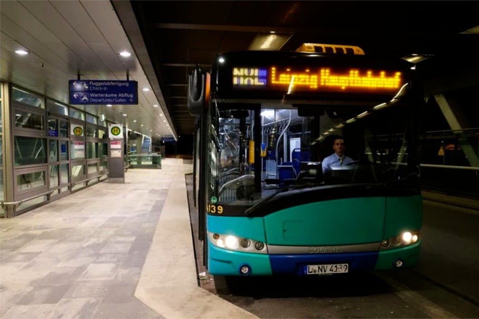 Die Linie NXL bringt nachts Fahrgäste vom Zentrum zum Flughafen.