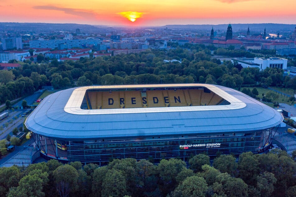 Das Dresdner Rudolf-Harbig-Stadion bei Sonnenuntergang.