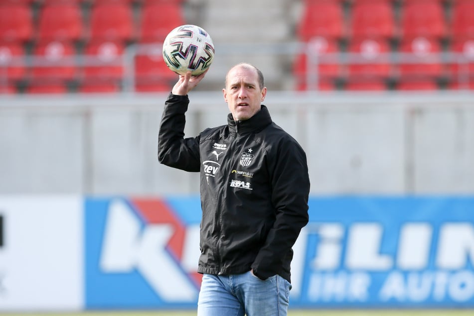 Der Ball soll heute ins Ingolstädter Tor: FSV-Coach Joe Enochs (49).