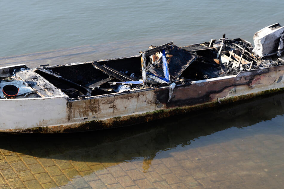 Auf diesem selbst umgebauten Hausboot verbrannte die Siebenjährige.