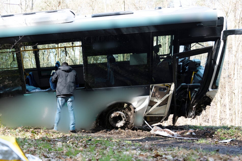 Das Fahrzeug wurde bei dem Unfall schwer beschädigt.