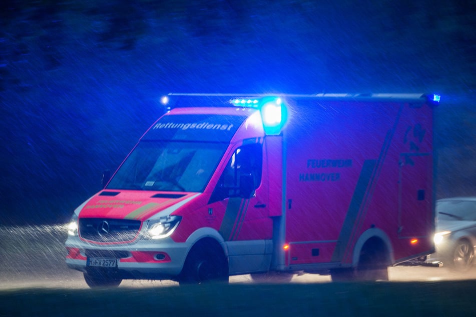 Rettungskräfte brachten den 18-Jährigen in ein Krankenhaus. (Symbolfoto)