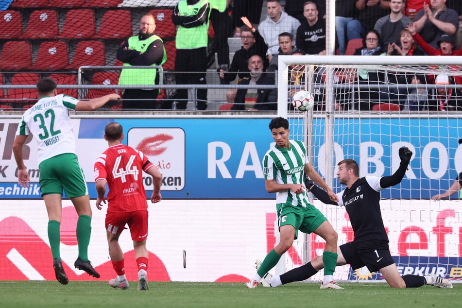 Bis dato beste Gelegenheit: Chemies Marc Enke (2.v.r.) fälscht Fatlum Elezis (#44) Schuss ab.