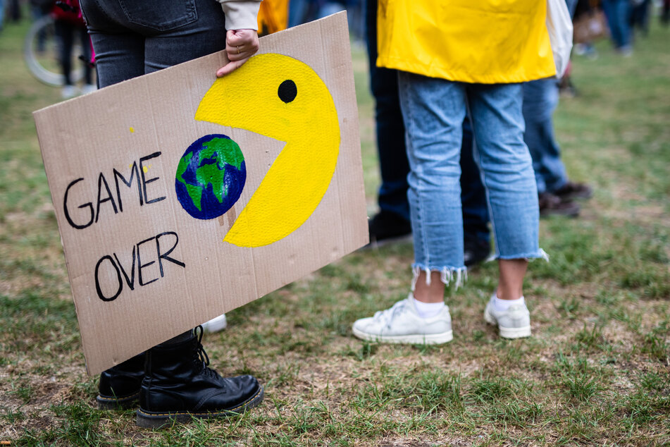 "Game Over" steht beim globalen Klimastreik der Klimaschutzbewegung Fridays for Future auf dem Plakat einer Teilnehmerin geschrieben.