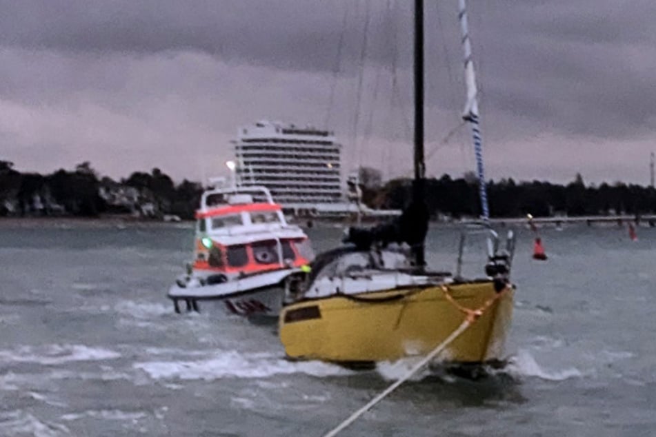 Ein Segelboot geriet am Samstag auf der Ostsee vor der Niendorf in Seenot. Die zweiköpfige Besatzung war zeitweise sogar in Lebensgefahr.